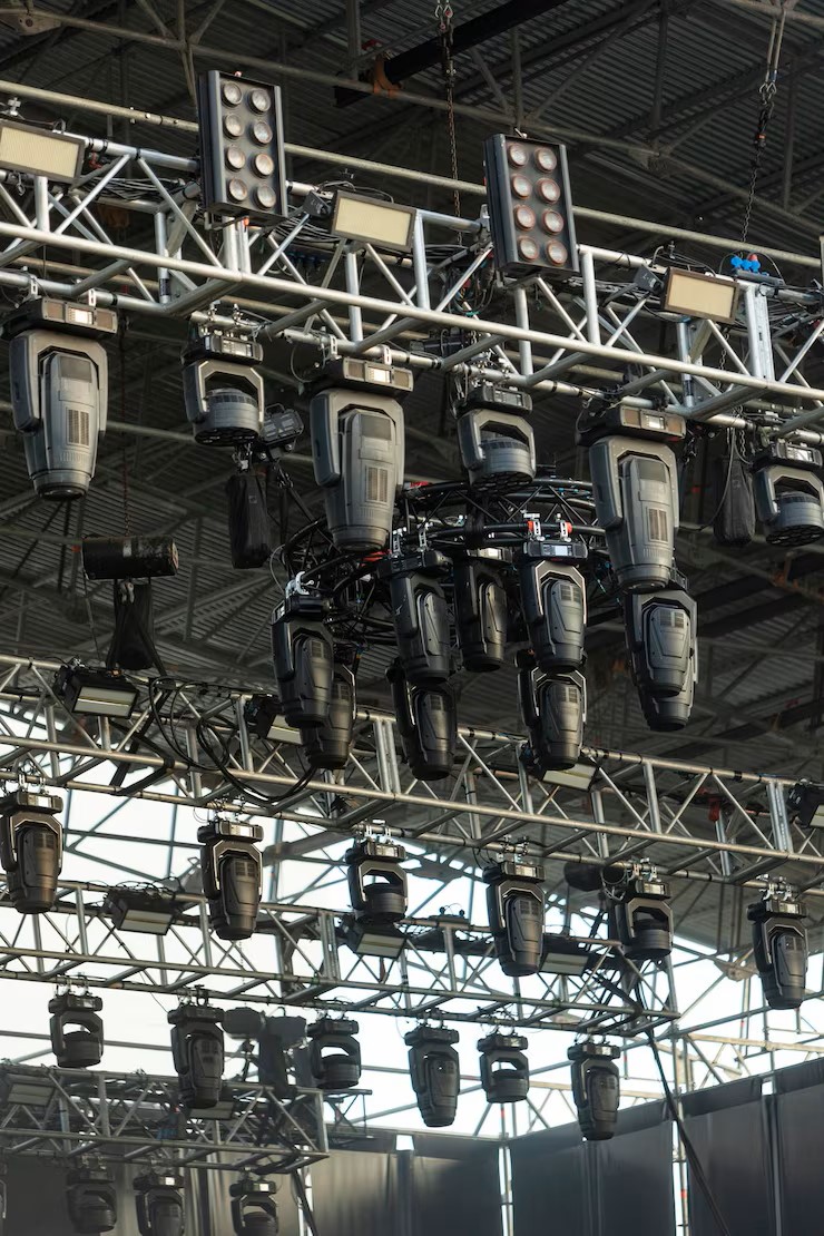 design-spotlights-hanging-ceiling-stage-music-festival_489084-426